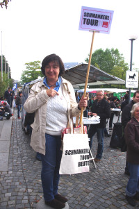 Karoline mit Schild